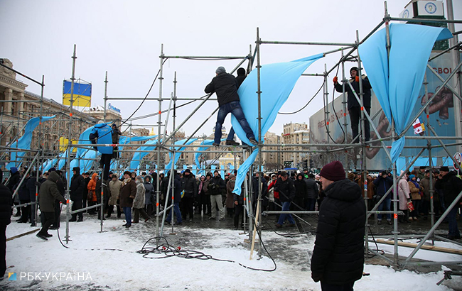 У центрі Києва активісти почали розбирати конструкції на Майдані