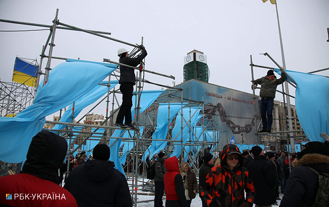 У центрі Києва активісти почали розбирати конструкції на Майдані