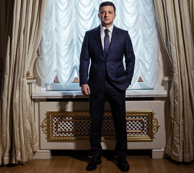 Зеленський з'явився на обкладинці The Guardian: сидить на столі і сміється