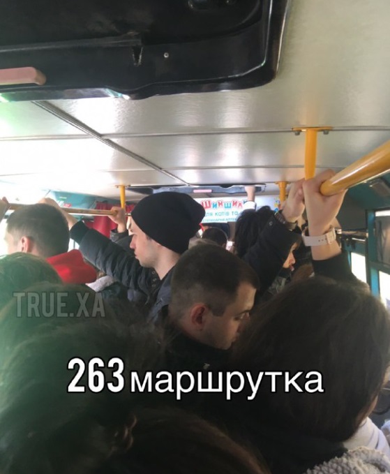 Україна занурилася в транспортний колапс: по 10 людей і всі в масках