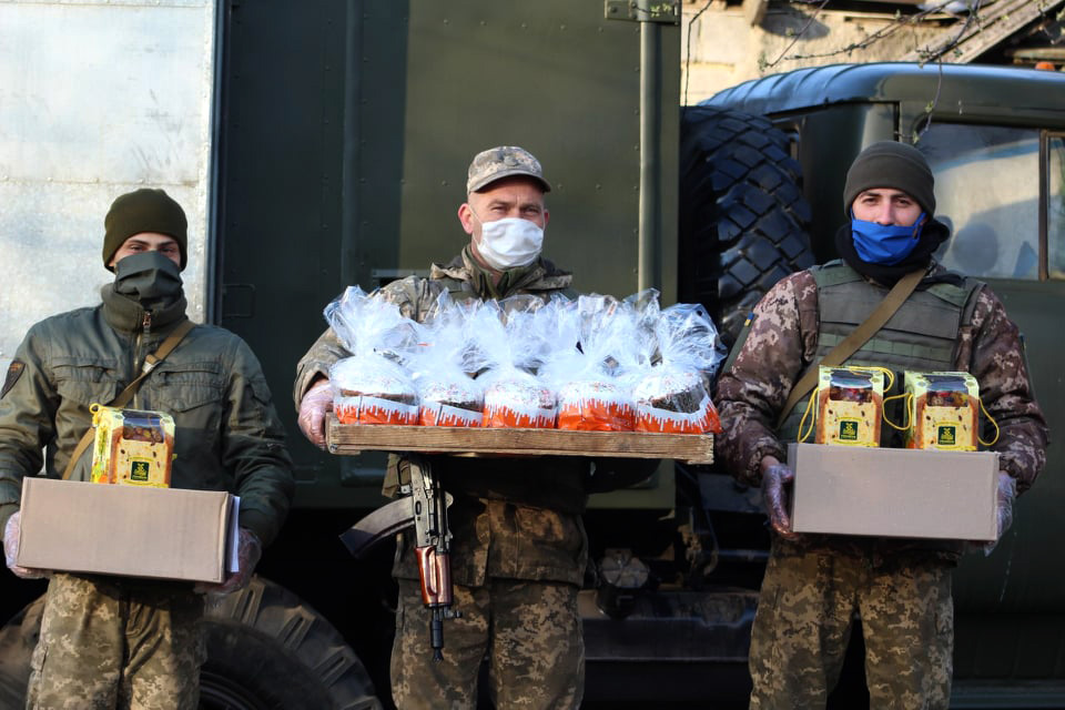 Українські бійці зустріли Великдень на Донбасі: вражаючі фото