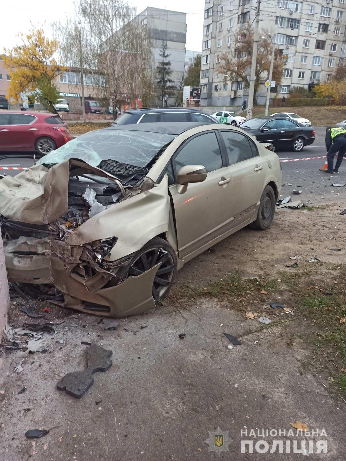 В Харькове из-за серьезного столкновения авто отбросило в остановку, много людей пострадали (фото)