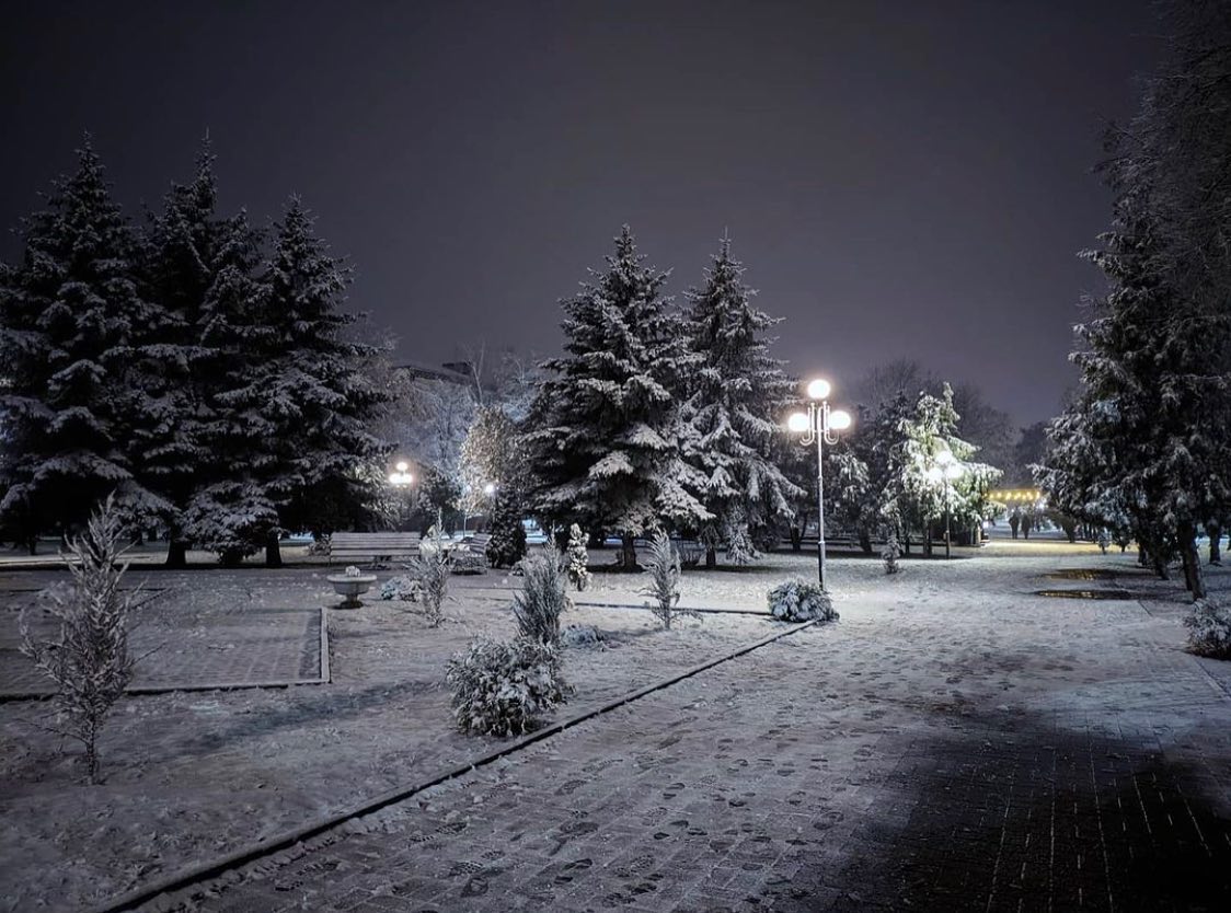 Западную Украину засыпало снегом: дети лепят снеговиков