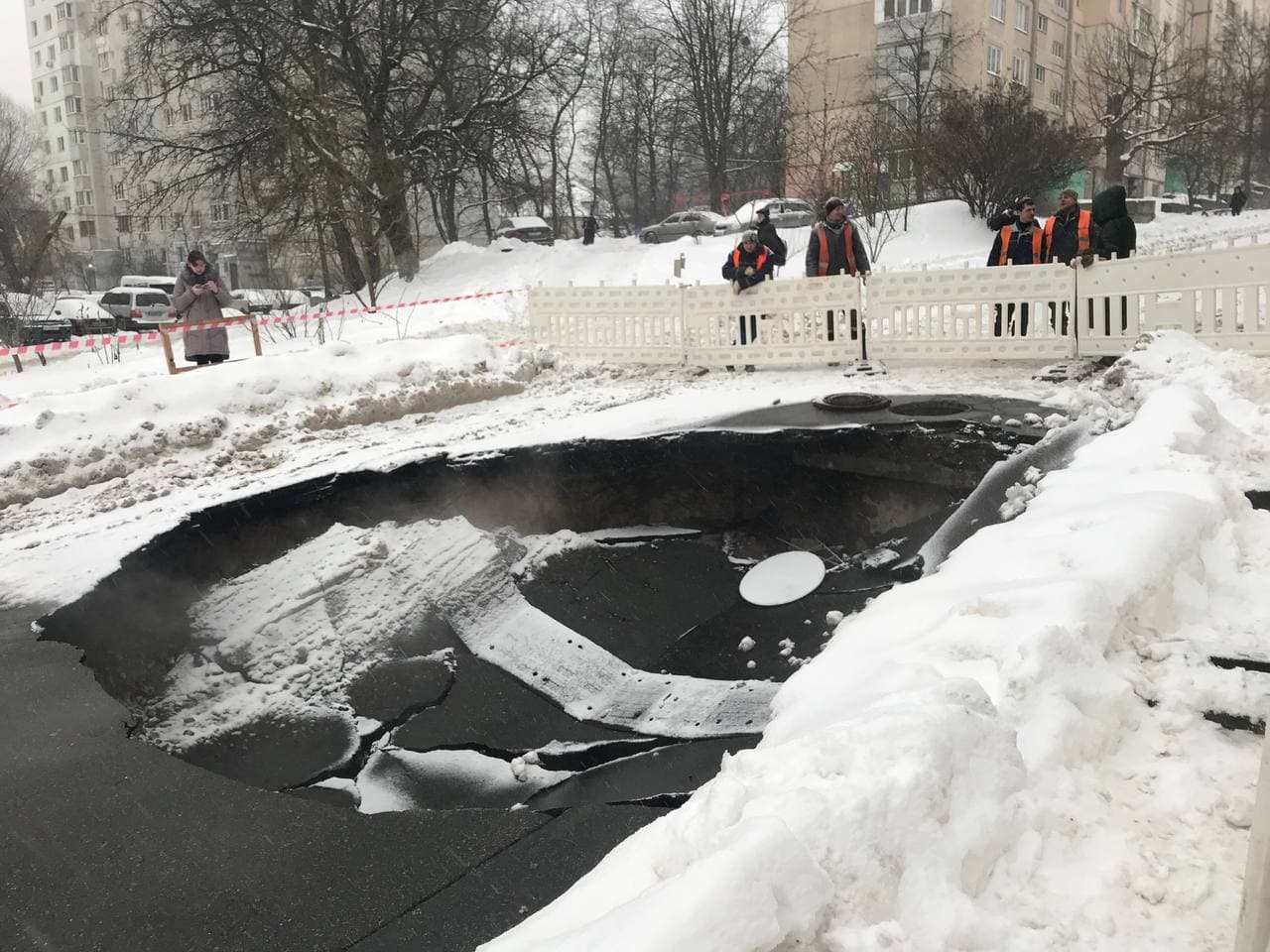 У Києві посеред дороги провалився асфальт: утворилася величезна яма (фото)
