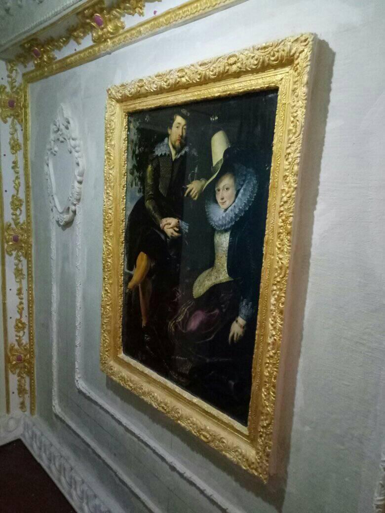 Пенсіонер перетворив під'їзд в Києві на справжній Версаль: ліпнина, позолота і багато картин