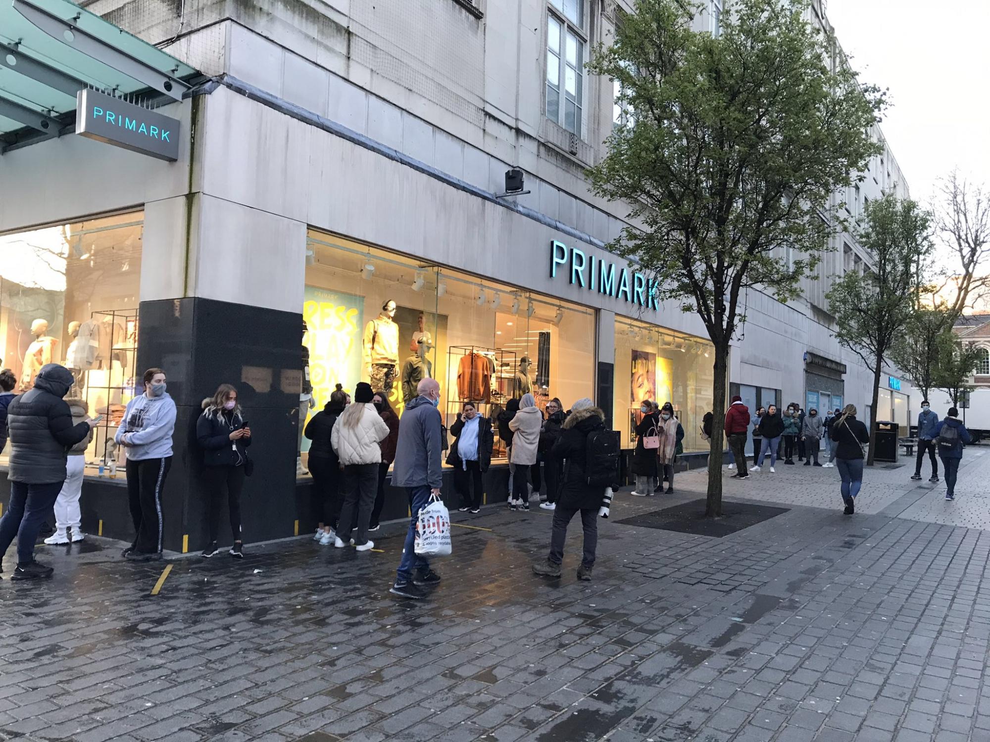 Британці наповнили паби і перукарні після ослаблення карантину: фото та відео з вулиць &quot;вільних&quot; міст