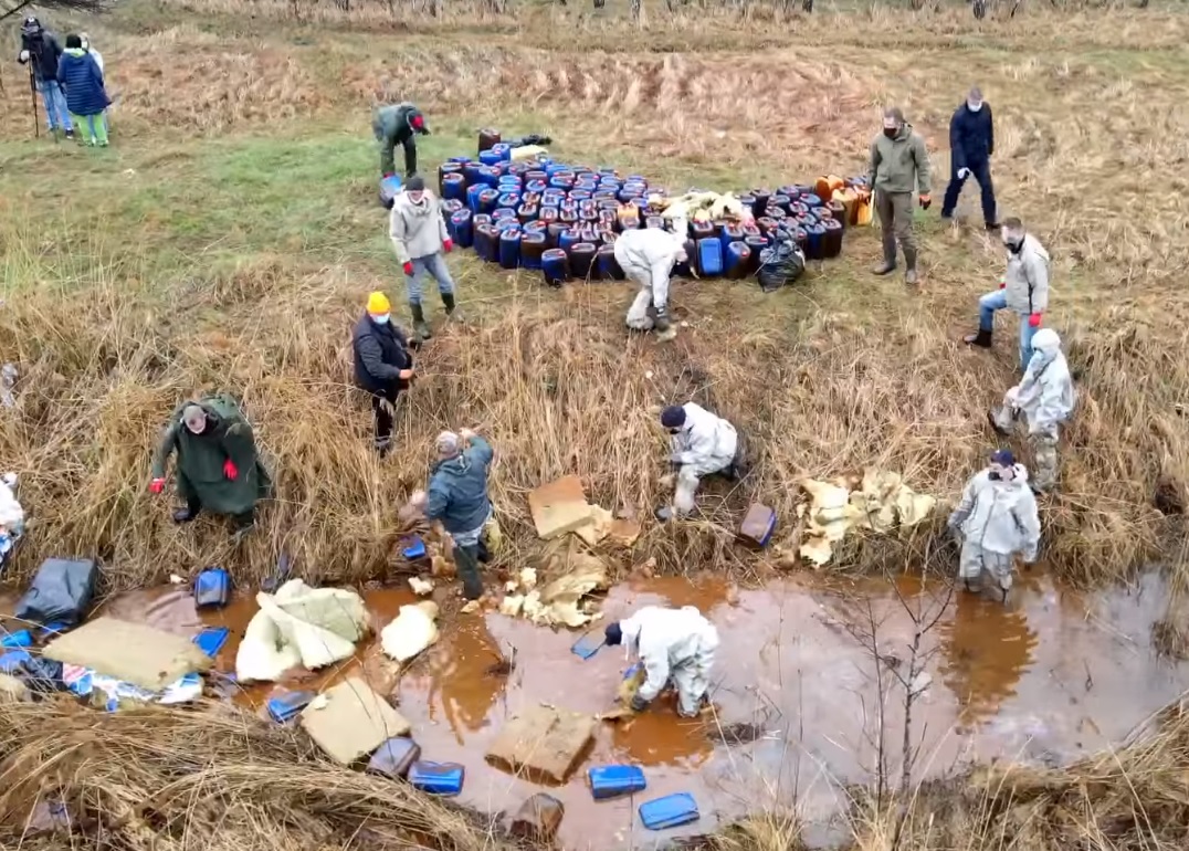 Під Києвом річку закидали каністрами з хімікатами: фото і відео еко-катастрофи
