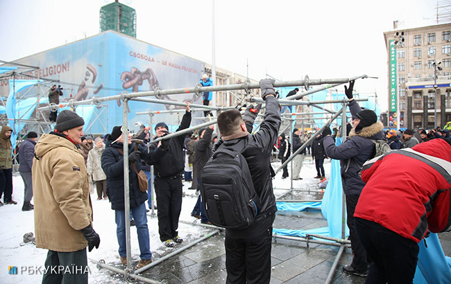 У центрі Києва активісти почали розбирати конструкції на Майдані