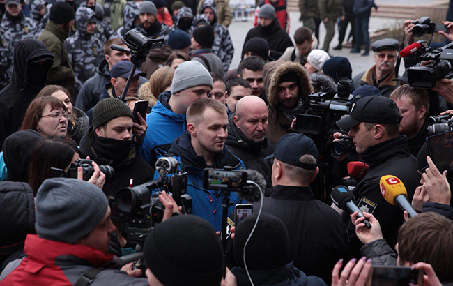 В Николаеве митингующие требуют отставки председателя ОГА Савченко