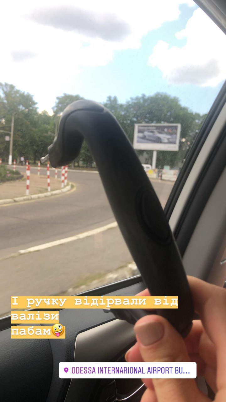 МАУ оскандалилась с Катей Осадчей: была угроза лететь стоя