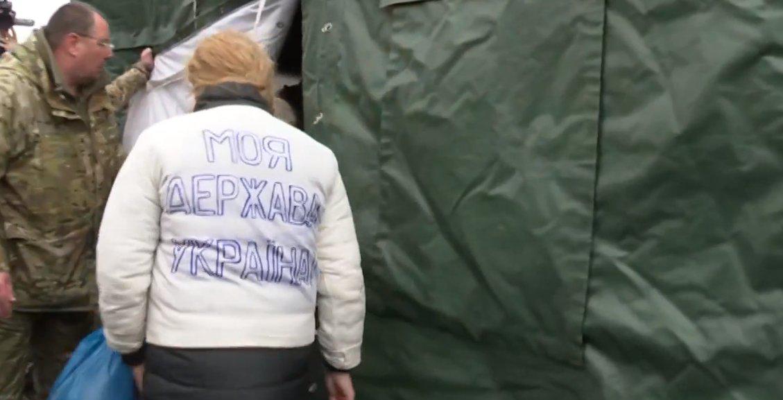 Під час обміну полоненими українка зробила патріотичний вчинок (фото)