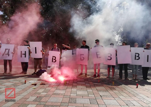 Під стінами Ради активісти вимагали розслідувати напад на Гандзюк