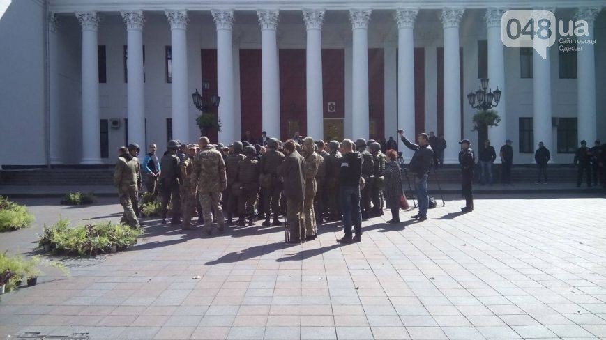 В Одессе возле мэрии произошла потасовка активистов с охраной здания