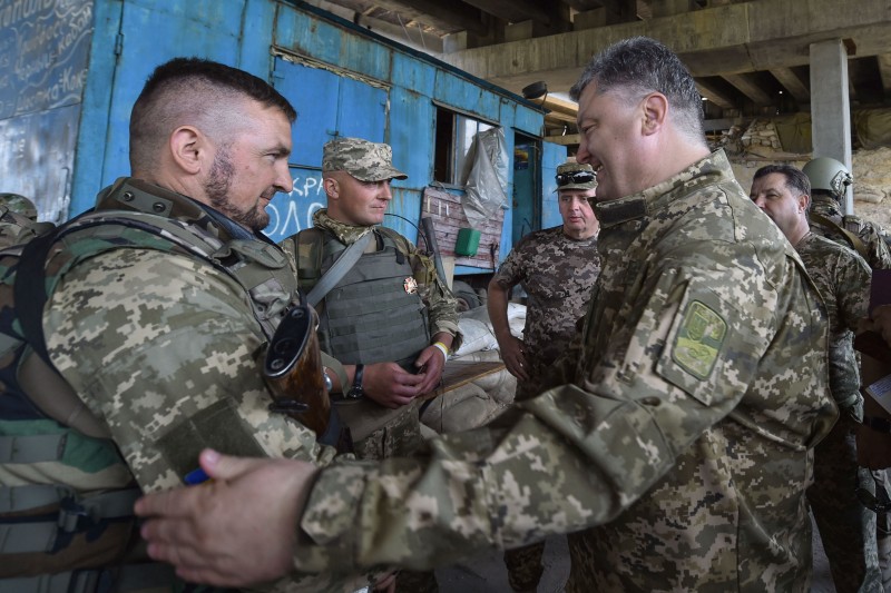 Порошенко проінспектував лінію опорних пунктів на передовій
