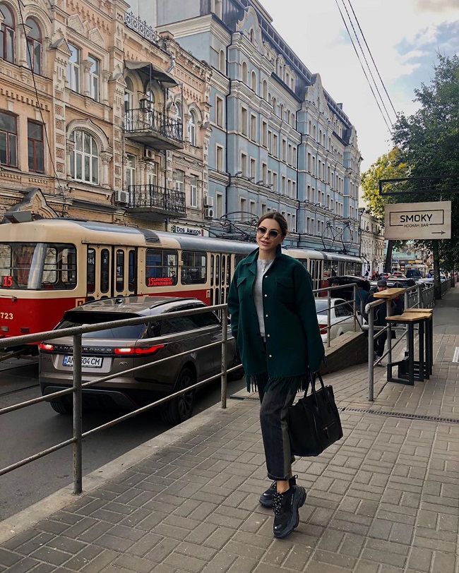 Ани Лорак приехала в Киев и прогулялась по Подолу (фото)