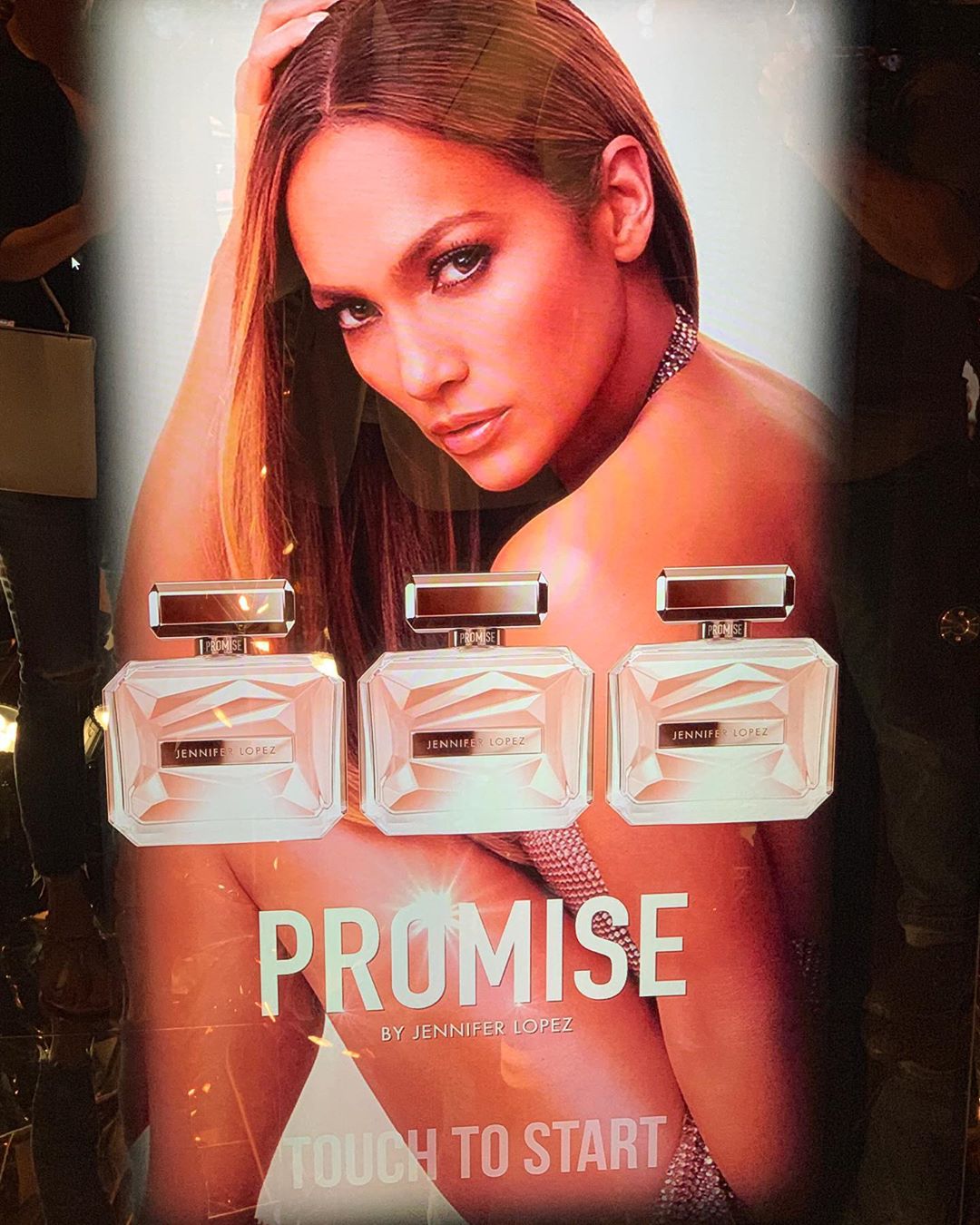 Восхитительна: 50-летняя Дженнифер Лопес показала стройную фигуру в откровенном наряде