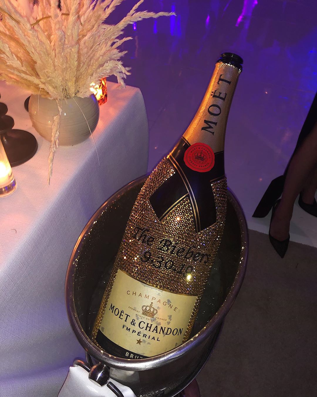 Сказочно красива: Кайли Дженнер подчеркнула пышные формы откровенным золотистым платьем