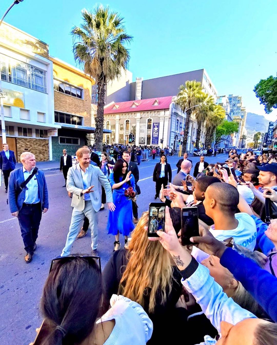 В необычных нарядах и в приподнятом настроении: Меган Маркл блистает на официальных встречах в Южной Африке