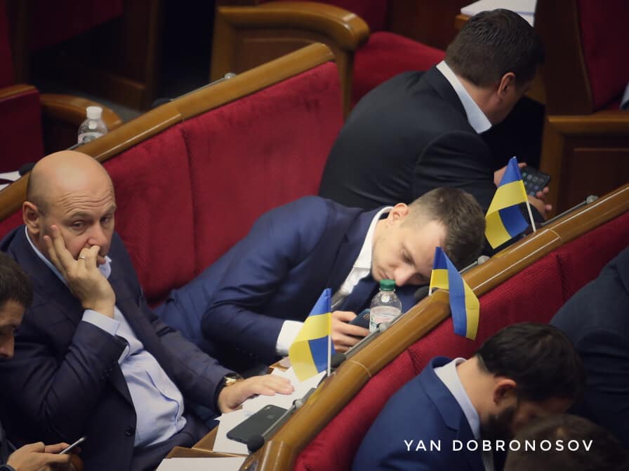 Перепрацював: &quot;Слуга народу&quot; заснув на засіданні Верховної Ради (фото)