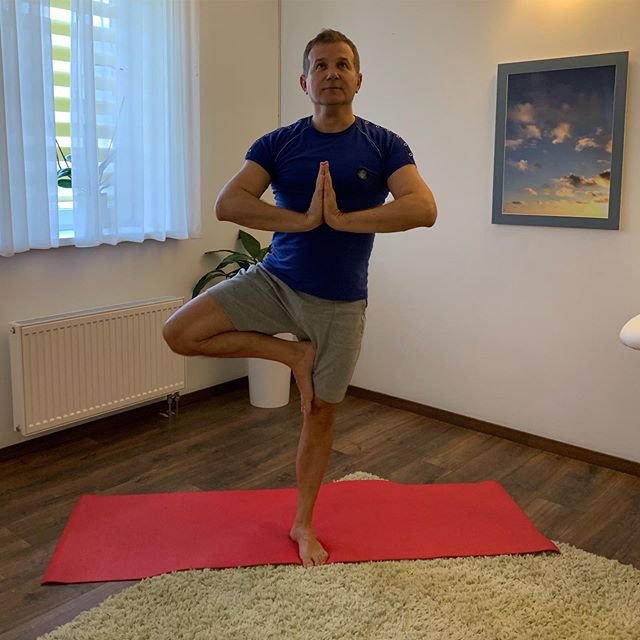 &quot;Йог&quot; Юрий Горбунов покорил сеть эффектной асаной