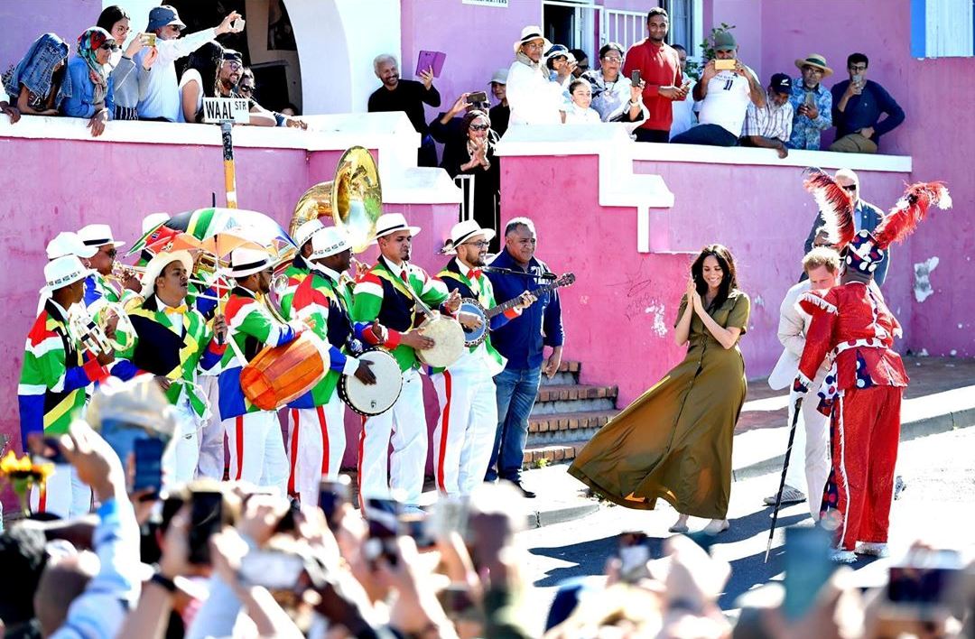 Настоящая принцесса: топ-3 самых удачных образа Меган Маркл во время тура по Южной Африке