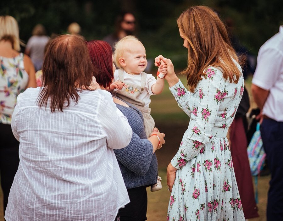 Сама чарівність: Кейт Міддлтон здивувала незапланованим виходом у світ в жіночому вбранні