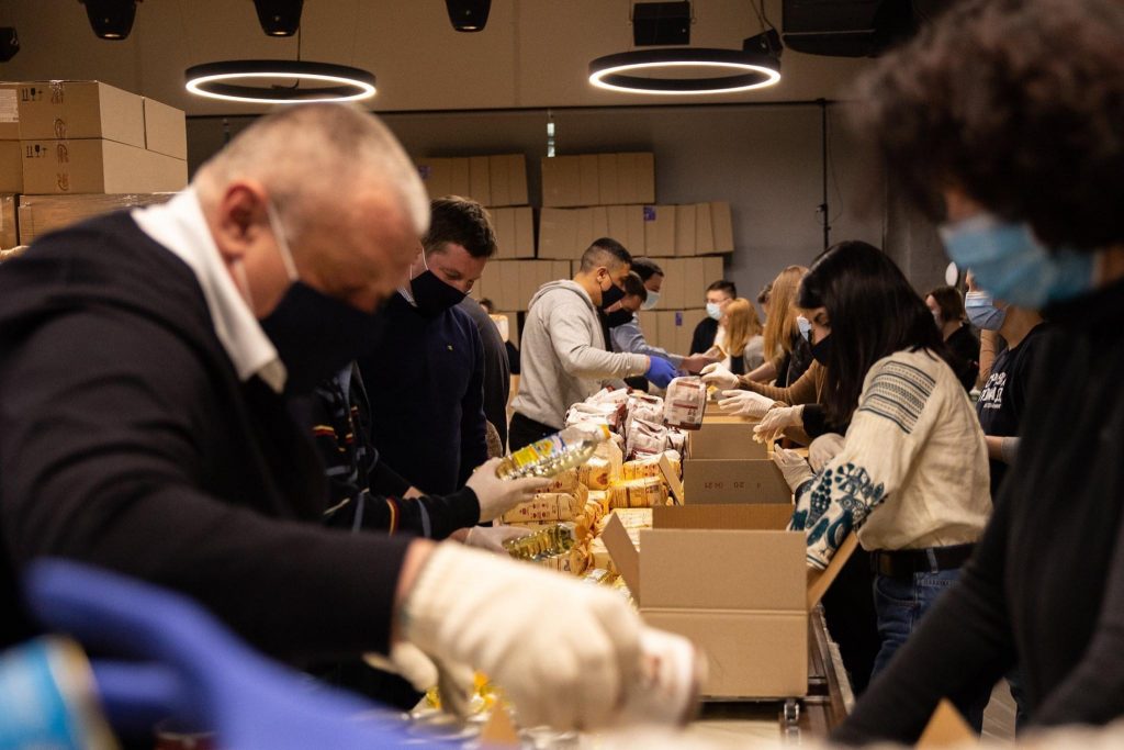 У Порошенко собрали 5 тысяч пасхальных продуктовых наборов тем, кто нуждается в поддержке