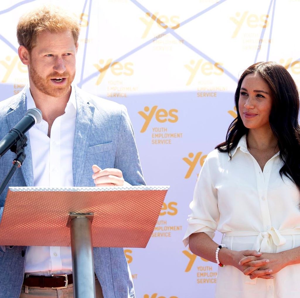 Само очарование: Меган Маркл блистает в белоснежном платье любимого фасона