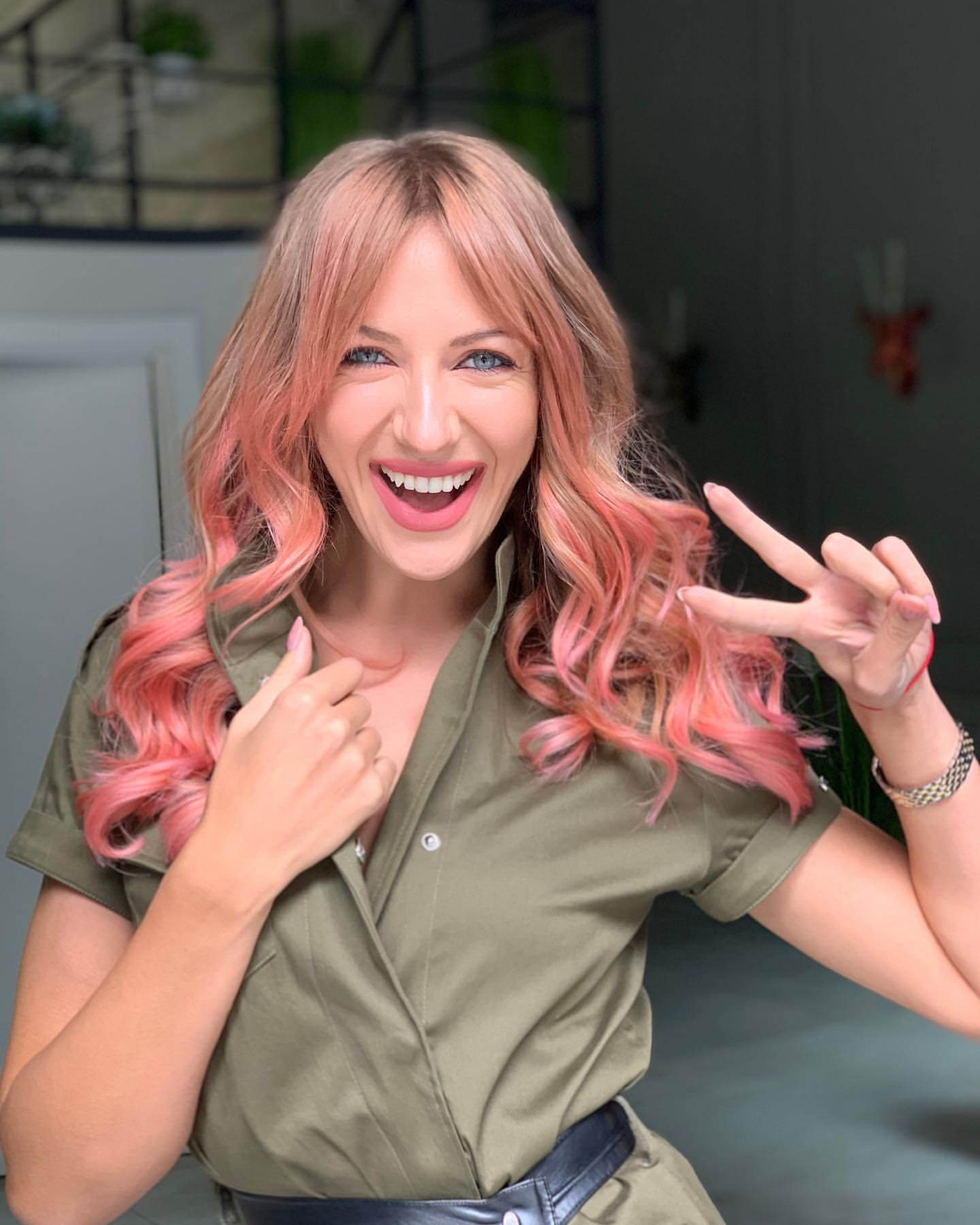 Смілива Нікітюк здивувала новим кольором волосся і поцілунком з дівчиною