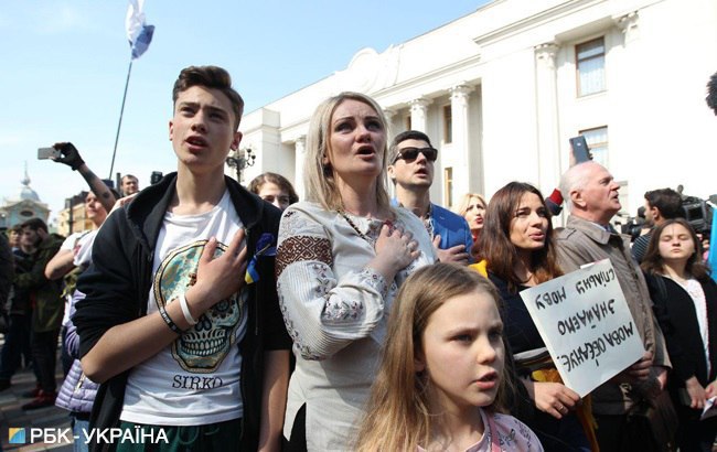 Зеленский сделал заявление о "языковом законе": бурная реакция сети