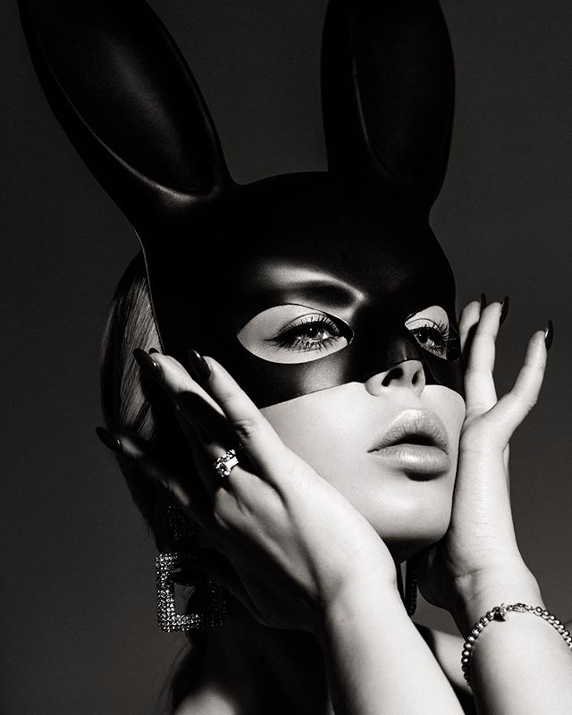 Спокуслива "зайчик": Аліна Гросу в шкіряній масці розбурхала мережу