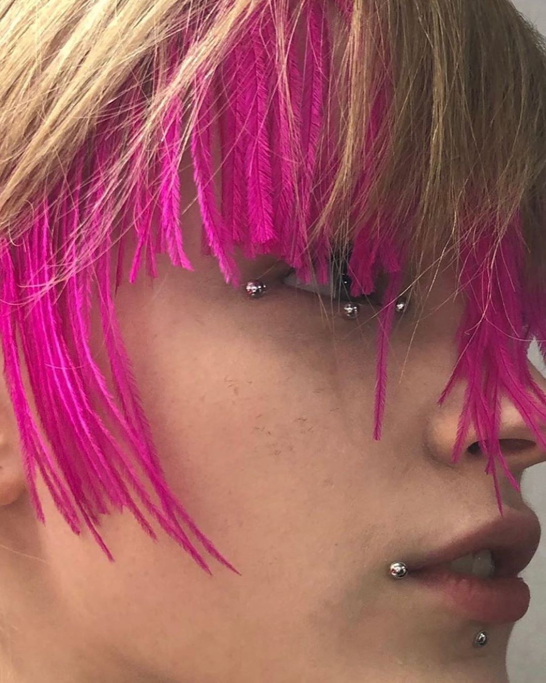 Россыпи золота, элементы пирсинга и накладные скулы: самые необычные мейк-ап тренды Недели моды в Париже