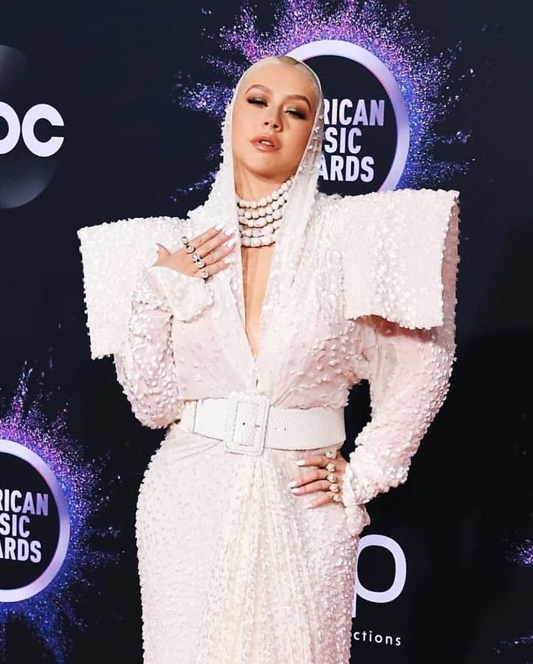 Белая королева: Кристина Агилера блистает в винтажном платье Jean Paul Gaultier