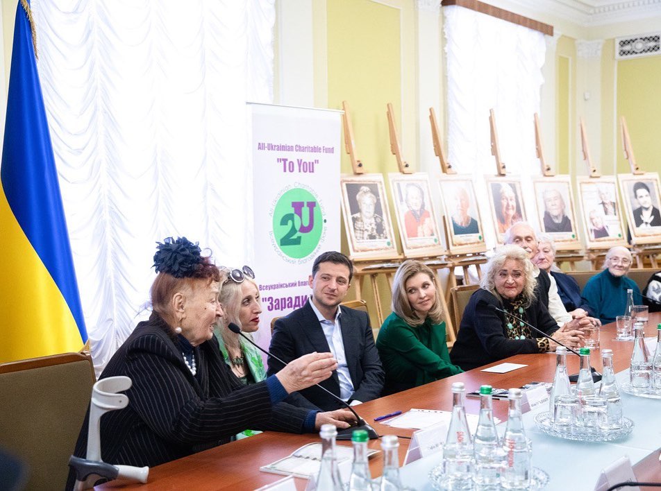 Сама жіночність: Олена Зеленська блищить в стильному вбранні трендового відтінку