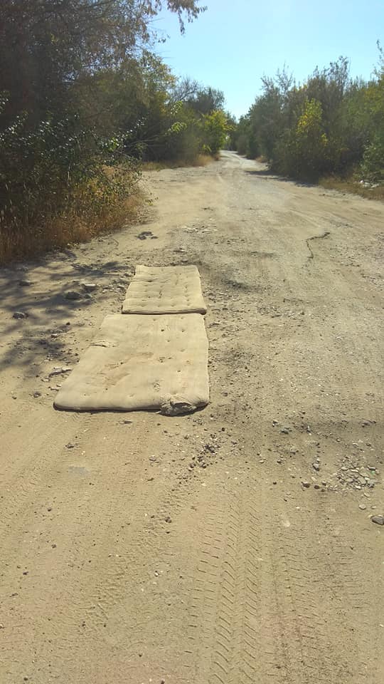 Нанотехнологии: под Николаевом ямы залатали матрасами (фото)