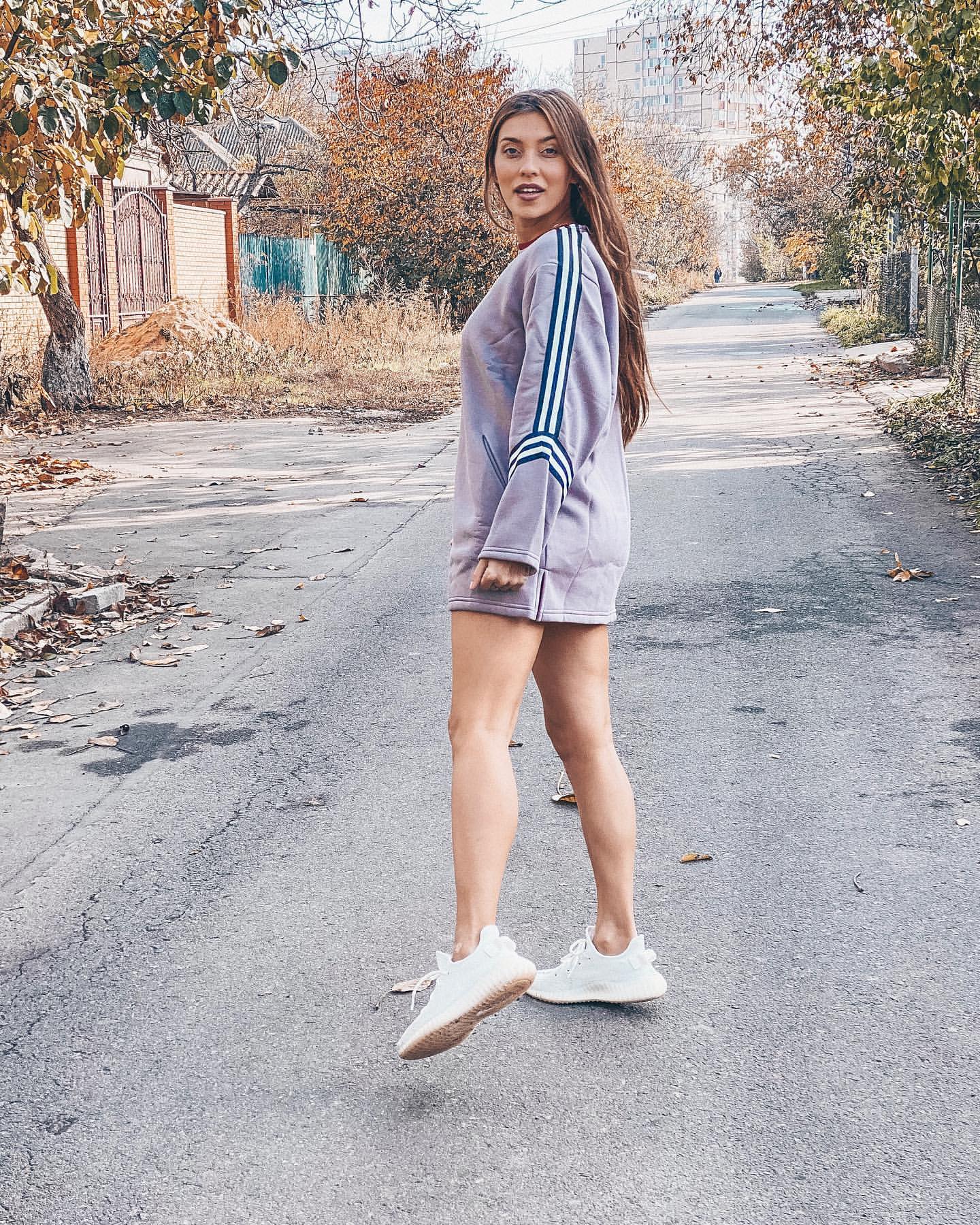 "Ніжки – очей не відвести!" Тодоренко в екстремальному міні гуляє по теплій Одесі