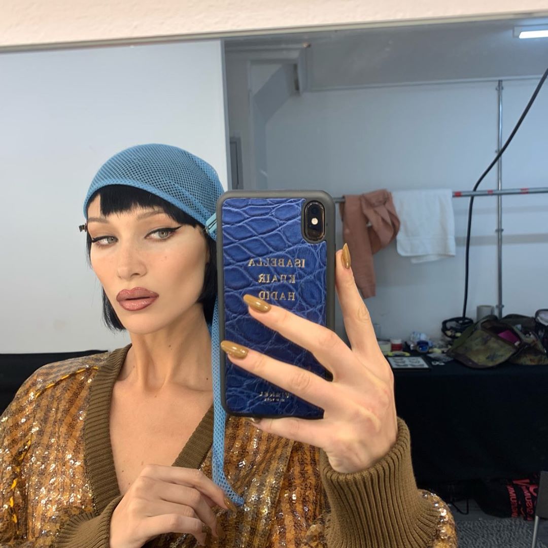 Каре с челкой и графичные стрелки: Белла Хадид блистает в новом чувственном образе