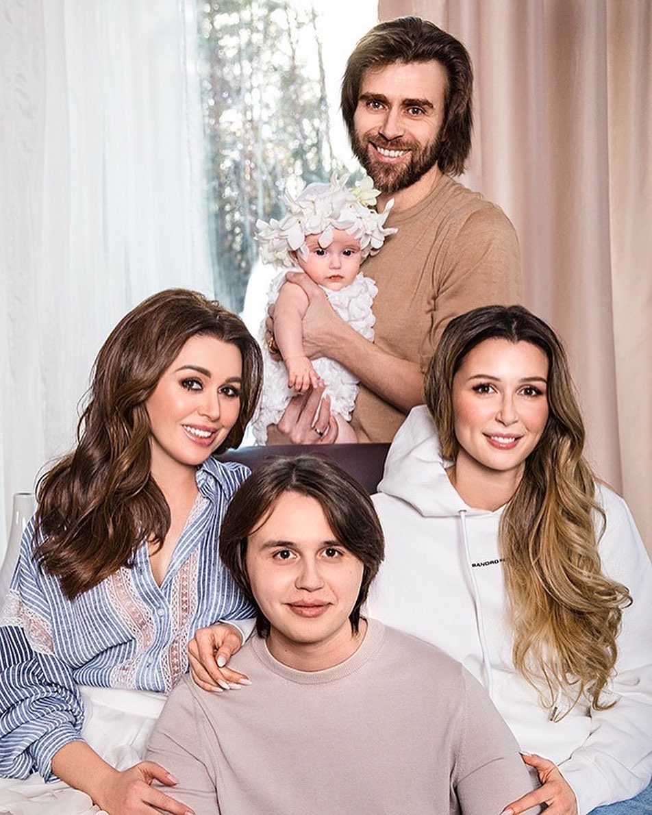 Не погоджуються з неминучим: психолог пояснила мовчання сім'ї Заворотнюк