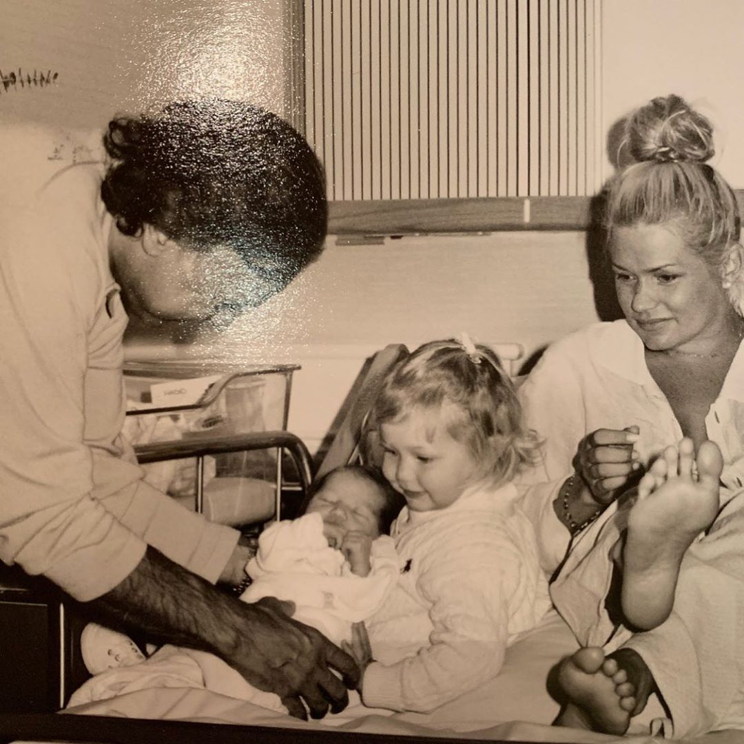 Каре с челкой и графичные стрелки: Белла Хадид блистает в новом чувственном образе