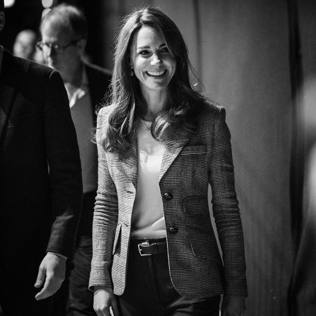 У вузьких брюках і картатому блейзері: Кейт Міддлтон блищить в Лондоні в ефектному діловому вбранні