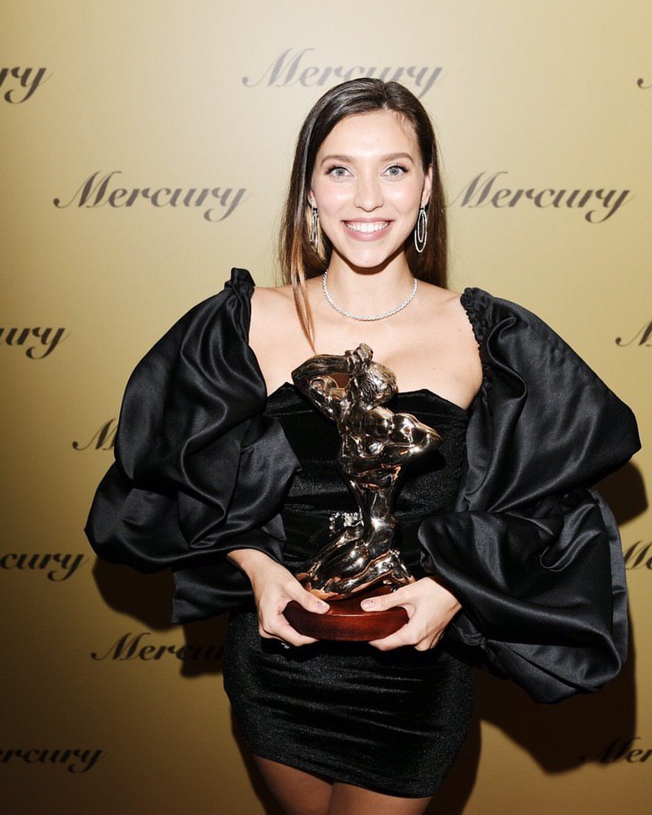 Як статуеточка! Тодоренко в ультракороткому платті полонила стрункою фігурою