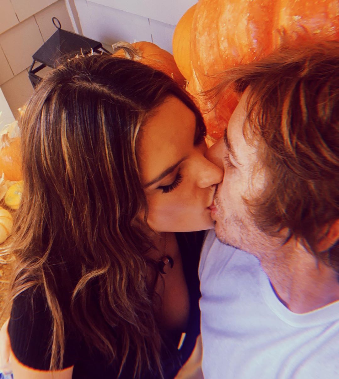 Идеальная пара: Алессандра Амбросио показала редкие романтичные кадры с возлюбленным