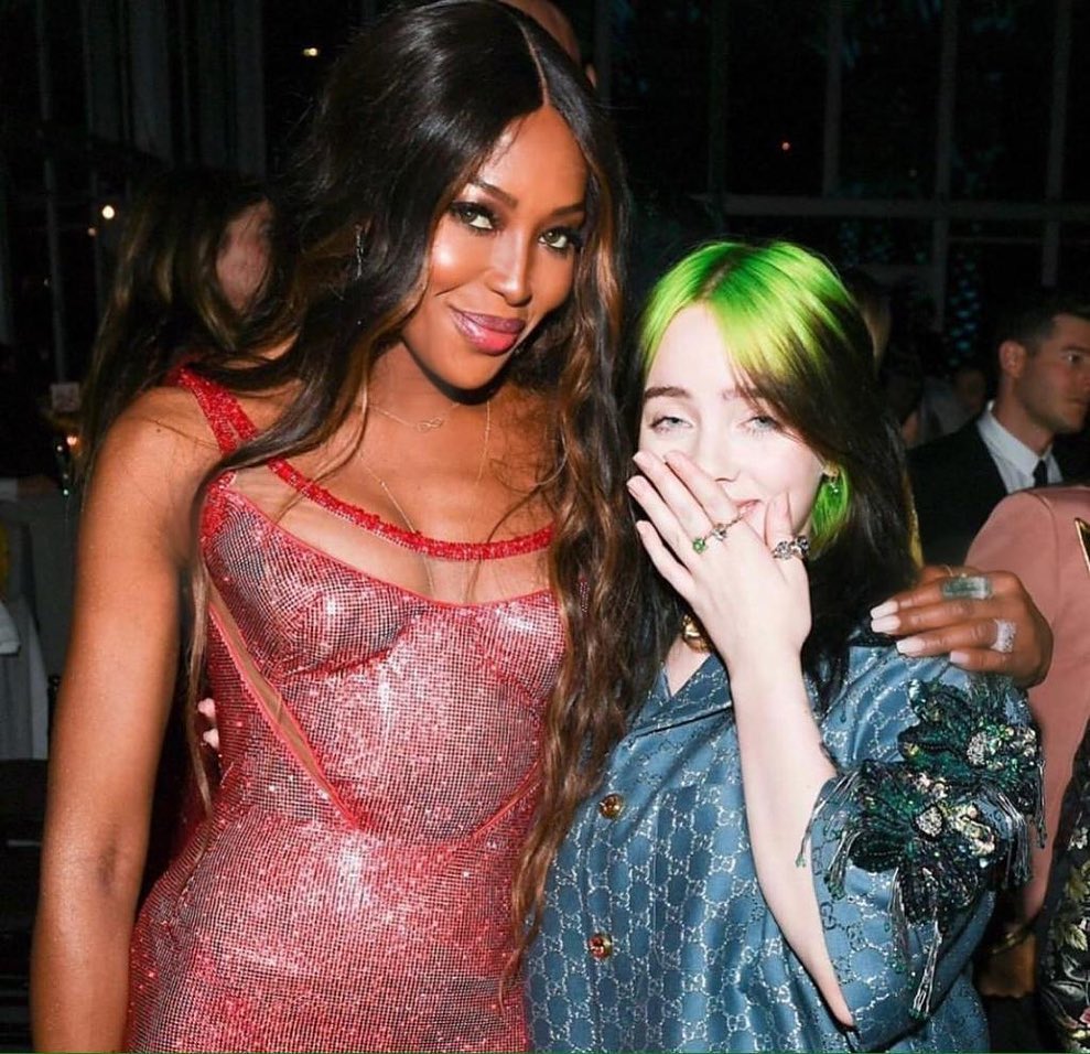 Шик і блиск: 49-річна Наомі Кемпбелл підкорила ідеальною фігурою в розкішній сукні