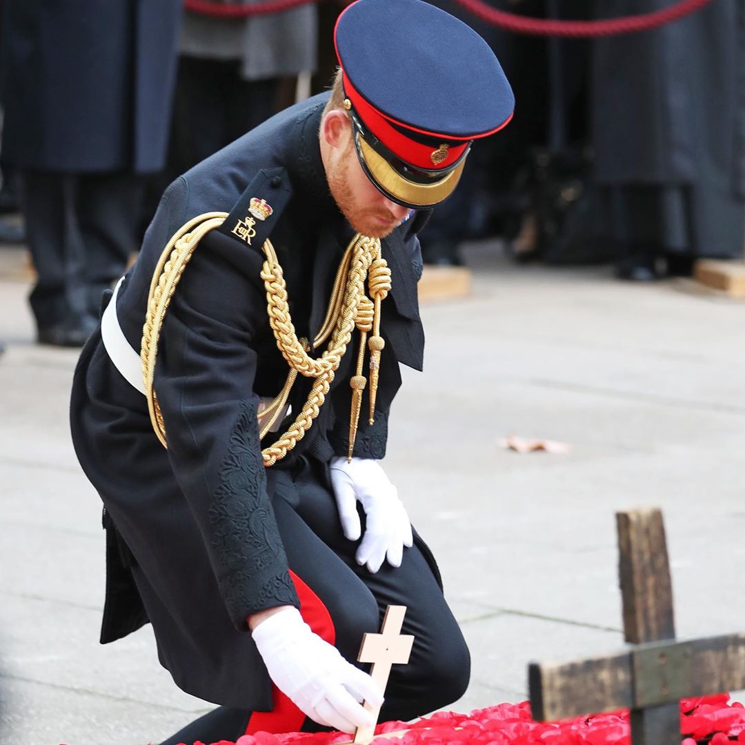 Обворожительна: Меган Маркл в стильном пальто и необычной шляпке показала идеальный образ