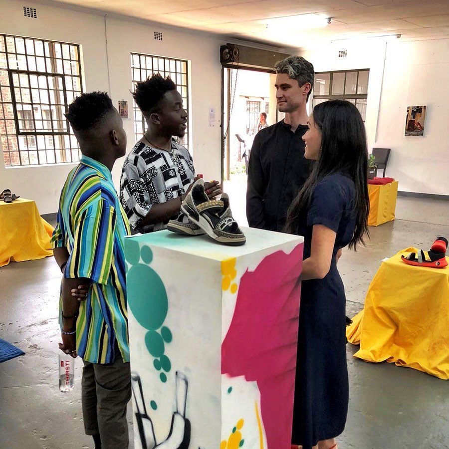 Прекрасна з ніг до голови: Меган Маркл підкорила стильним виходом і стрункістю