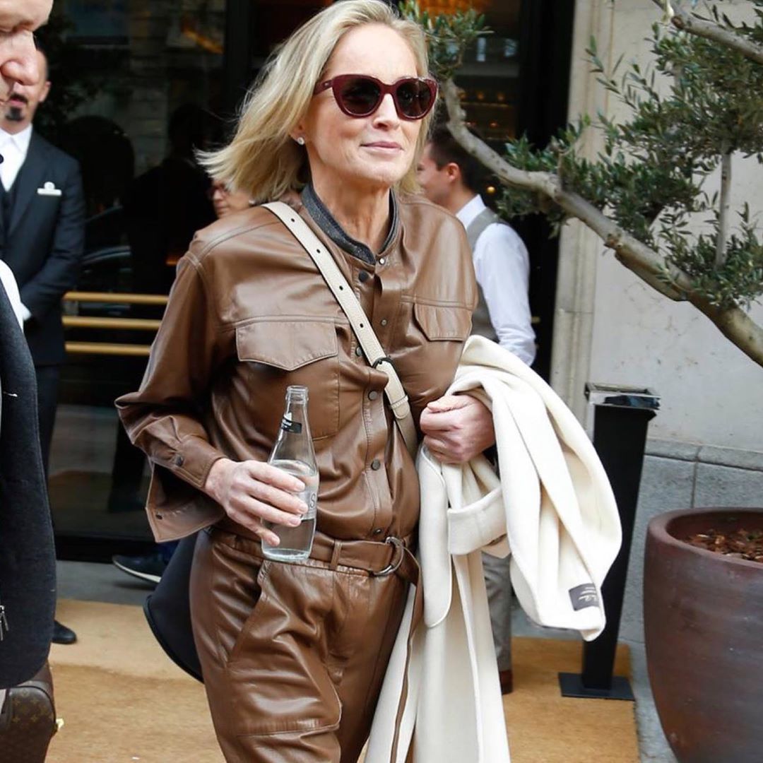 В кожаном комбинезоне и на шпильках: 61-летняя Шэрон Стоун показала новый сексуальный образ