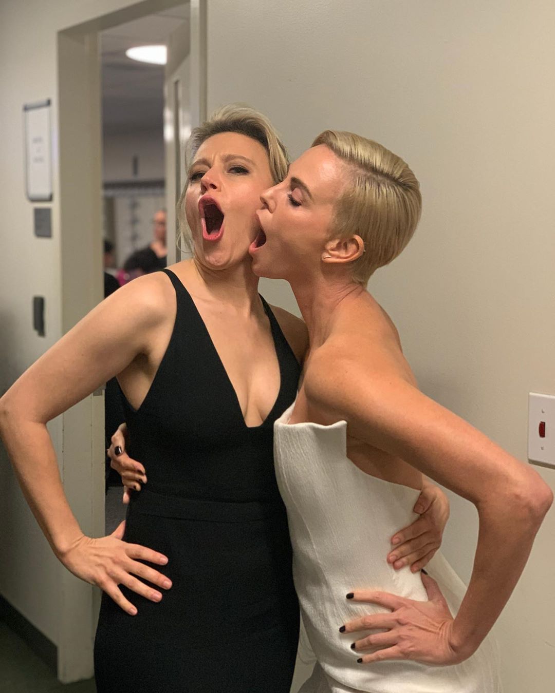 Не насмотреться! 44-летняя Шарлиз Терон восхитила идеальной фигурой в роскошном платье Givenchy