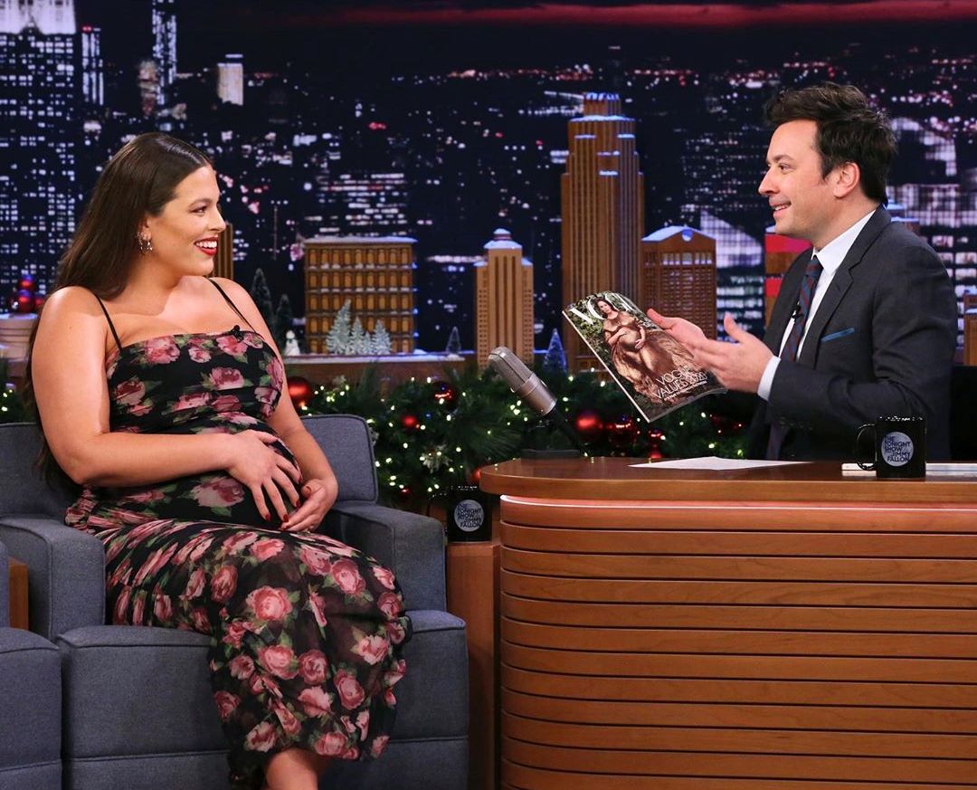 Супермама: вагітна Ешлі Грем влаштувала запальні танці в відвертій сукні