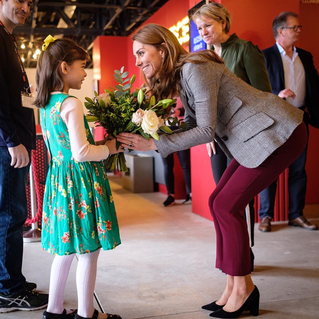 У вузьких брюках і картатому блейзері: Кейт Міддлтон блищить в Лондоні в ефектному діловому вбранні