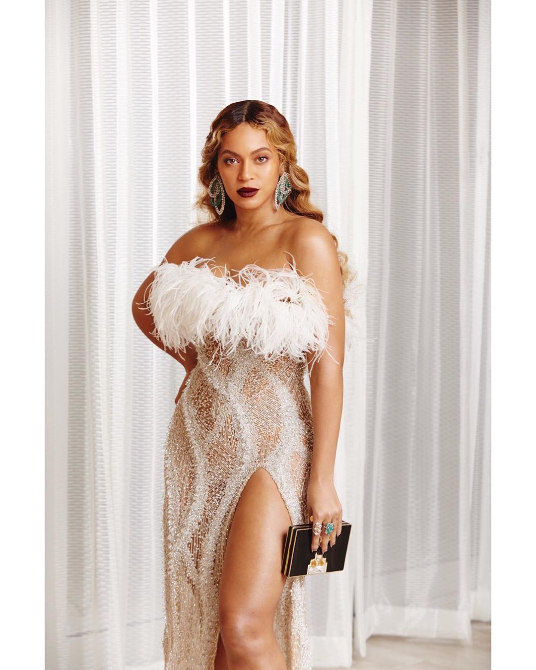 В духе &quot;Великого Гэтсби&quot;: Бейонсе блистает в роскошном &quot;голом&quot; платье Roberto Cavalli